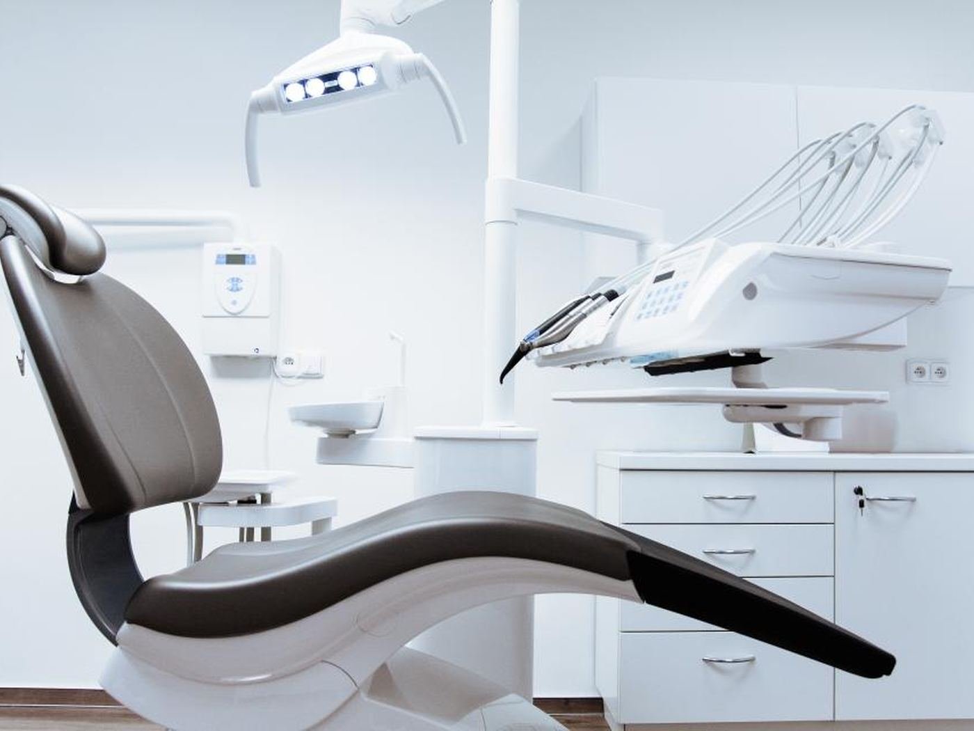 Consultório odontológico moderno com cadeira e equipamentos