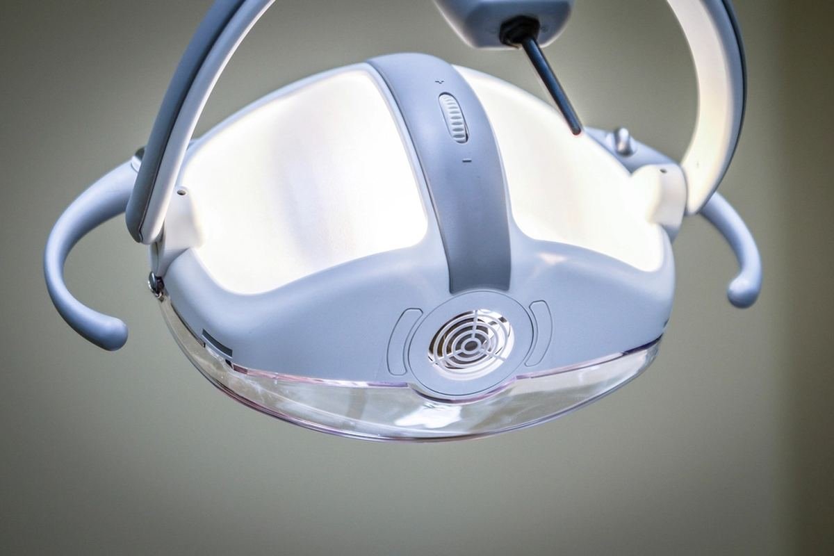 Refletor odontológico sobre a cadeira do consultório